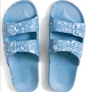 Freedom Moses NWT White Terrazzo Lagoon white Mosaic print on pale blue slides